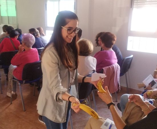 Nutricionista Miriam Jiménez entregando fruta al finalizar el taller